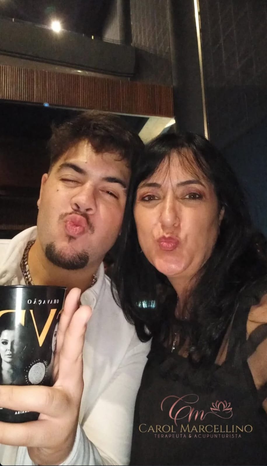 Carol Marcellino atendendo Álvaro Neto