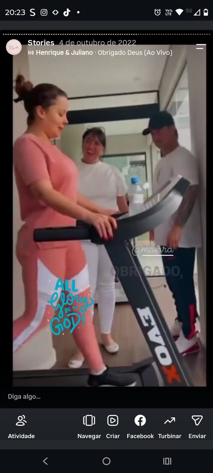 Carol Marcellino atendendo Maiara